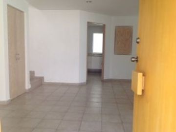 Casa en renta con cuarto de servicio centro sur