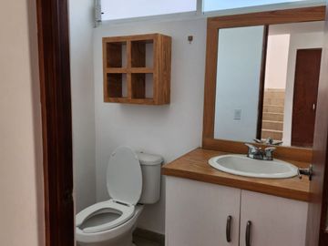 Casa en renta con cuarto de servicio centro sur