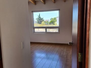 Casa en renta con cuarto de servicio centro sur