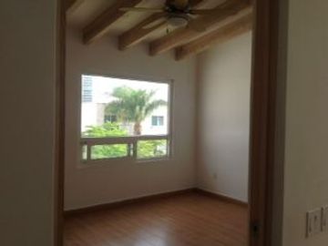 Casa en renta con cuarto de servicio centro sur
