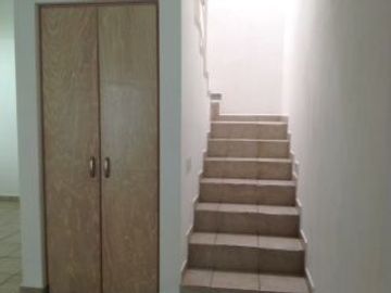 Casa en renta con cuarto de servicio centro sur
