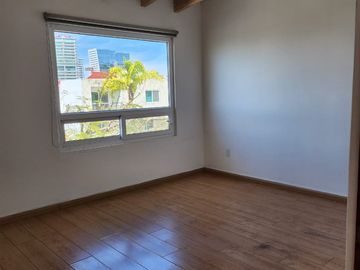 Casa en renta con cuarto de servicio centro sur
