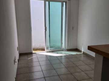 Casa en renta con cuarto de servicio centro sur