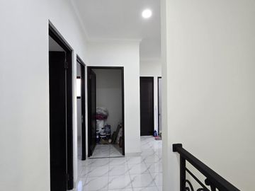 Rumah baru design classic di pondok bambu Jakarta Timur