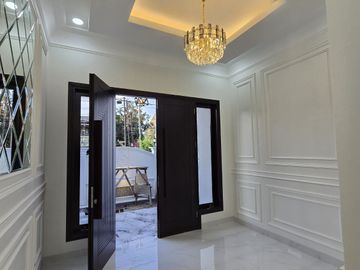 Rumah baru design classic di pondok bambu Jakarta Timur