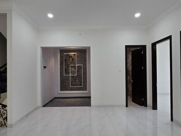 Rumah baru design classic di pondok bambu Jakarta Timur