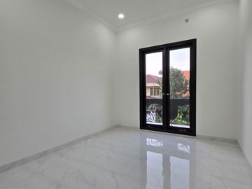 Rumah baru design classic di pondok bambu Jakarta Timur