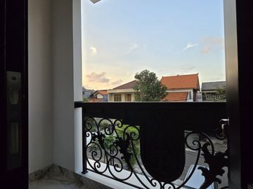 Rumah baru design classic di pondok bambu Jakarta Timur