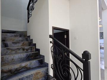 Rumah baru design classic di pondok bambu Jakarta Timur