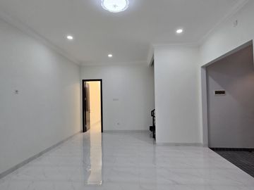 Rumah baru design classic di pondok bambu Jakarta Timur