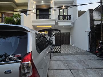 Rumah baru design classic di pondok bambu Jakarta Timur