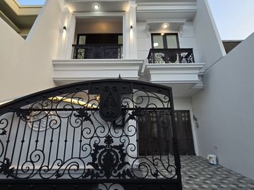 Rumah baru design classic di pondok bambu Jakarta Timur