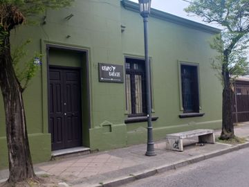 2024/505    AMPLIA CASA ESQUINA CENTRAL CON LOCALES COMERCIALES