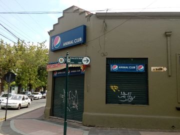 2024/505    AMPLIA CASA ESQUINA CENTRAL CON LOCALES COMERCIALES