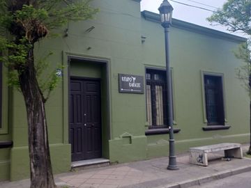 2024/505    AMPLIA CASA ESQUINA CENTRAL CON LOCALES COMERCIALES