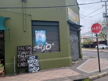 2024/505    AMPLIA CASA ESQUINA CENTRAL CON LOCALES COMERCIALES