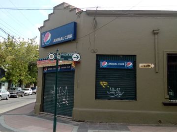 2024/505    AMPLIA CASA ESQUINA CENTRAL CON LOCALES COMERCIALES