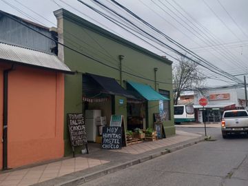 2024/505    AMPLIA CASA ESQUINA CENTRAL CON LOCALES COMERCIALES