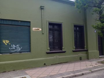 2024/505    AMPLIA CASA ESQUINA CENTRAL CON LOCALES COMERCIALES