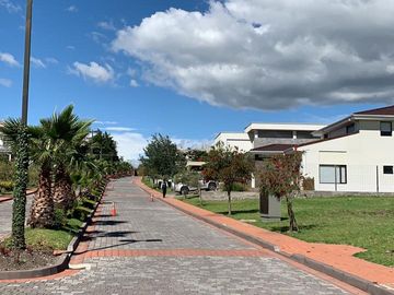 CASA DE VENTA, TUMBACO, DE LUJO, SECTOR HILACRIL