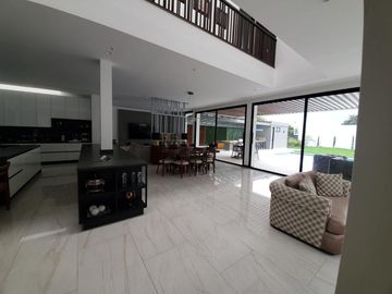 CASA DE VENTA, TUMBACO, DE LUJO, SECTOR HILACRIL