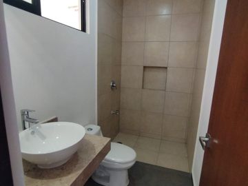 Casa en venta MOD. Bambú. 3 recamaras, piscina, garage techado, en privada residencial con amenidades.