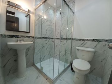 CASA EN VENTA DE TRES PISOS POR ESTRENAR CON SUITE INDEPENDIENTE, SECTOR CONTROL SUR