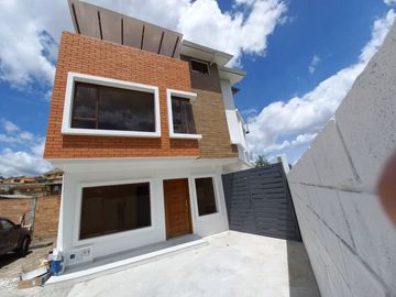 CASA EN VENTA DE TRES PISOS POR ESTRENAR CON SUITE INDEPENDIENTE, SECTOR CONTROL SUR