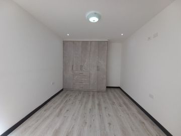 CASA EN VENTA DE TRES PISOS POR ESTRENAR CON SUITE INDEPENDIENTE, SECTOR CONTROL SUR
