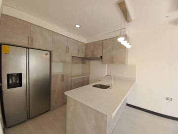 CASA EN VENTA DE TRES PISOS POR ESTRENAR CON SUITE INDEPENDIENTE, SECTOR CONTROL SUR