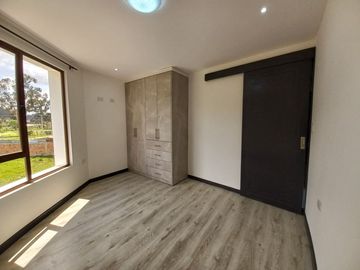 CASA EN VENTA DE TRES PISOS POR ESTRENAR CON SUITE INDEPENDIENTE, SECTOR CONTROL SUR
