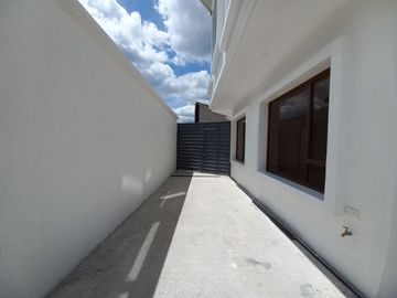 CASA EN VENTA DE TRES PISOS POR ESTRENAR CON SUITE INDEPENDIENTE, SECTOR CONTROL SUR