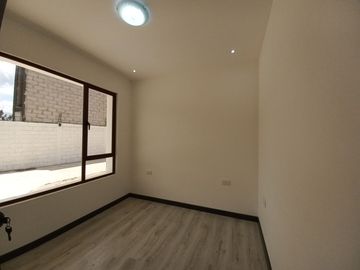 CASA EN VENTA DE TRES PISOS POR ESTRENAR CON SUITE INDEPENDIENTE, SECTOR CONTROL SUR
