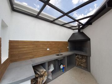 CASA EN VENTA DE TRES PISOS POR ESTRENAR CON SUITE INDEPENDIENTE, SECTOR CONTROL SUR