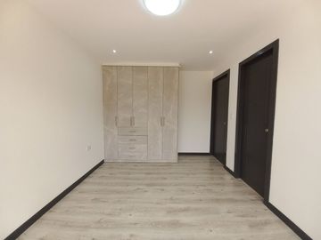 CASA EN VENTA DE TRES PISOS POR ESTRENAR CON SUITE INDEPENDIENTE, SECTOR CONTROL SUR