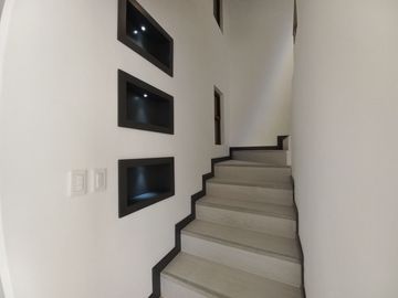 CASA EN VENTA DE TRES PISOS POR ESTRENAR CON SUITE INDEPENDIENTE, SECTOR CONTROL SUR