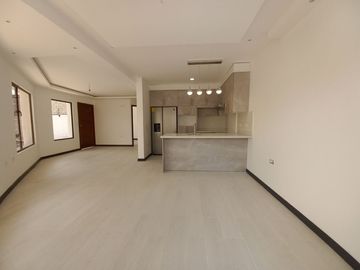 CASA EN VENTA DE TRES PISOS POR ESTRENAR CON SUITE INDEPENDIENTE, SECTOR CONTROL SUR