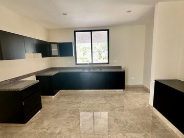 RESIDENCIA 4 HABITACIONES DENTRO DE PRIVADA EN CHOLUL