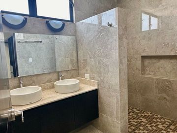 RESIDENCIA 4 HABITACIONES DENTRO DE PRIVADA EN CHOLUL