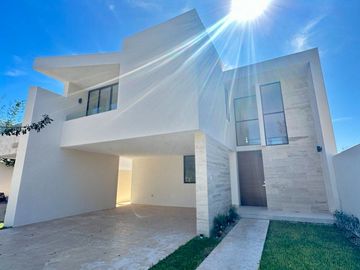 RESIDENCIA 4 HABITACIONES DENTRO DE PRIVADA EN CHOLUL