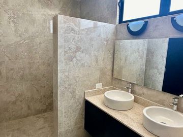 RESIDENCIA 4 HABITACIONES DENTRO DE PRIVADA EN CHOLUL