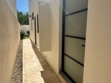 RESIDENCIA 4 HABITACIONES DENTRO DE PRIVADA EN CHOLUL