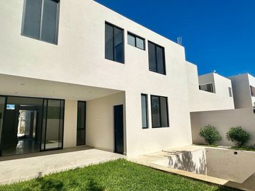 RESIDENCIA 4 HABITACIONES DENTRO DE PRIVADA EN CHOLUL
