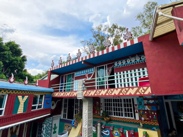 Casa extravagante en venta a un par de cuadras del centro de Tepotzotlán.