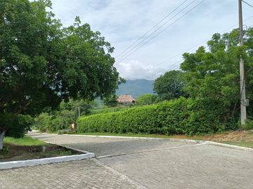 TERRENO DE1.600 MTS2 EN CONJUNTO CERRADO CAMPESTRE EN SANTA MARTA.