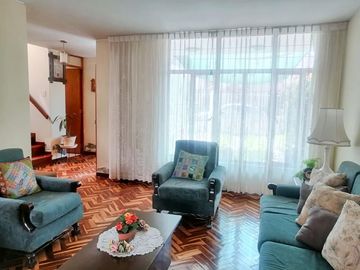 CASA EN VENTA - A POCAS CUADRAS DEL OVALO QUIÑONES