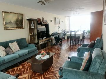 CASA EN VENTA - A POCAS CUADRAS DEL OVALO QUIÑONES
