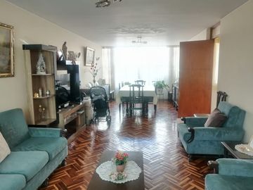 CASA EN VENTA - A POCAS CUADRAS DEL OVALO QUIÑONES