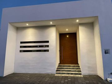 Casa en venta con Alberca en Fracc. Privado El Secreto