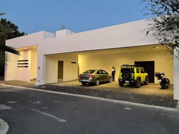 Casa en venta con Alberca en Fracc. Privado El Secreto